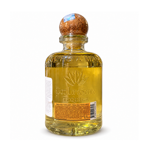 Por La Gente Gold Tequila 700ml 40%, rear bottle view on white | პორ ლა ხენტე გოლდ ტეკილა 700 მლ 40%, უკანა ხედი თეთრ ფონზე