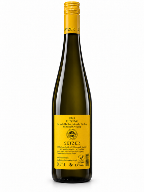 Setzer Riesling 2023 dry white wine 750ml 13% — back bottle on white background